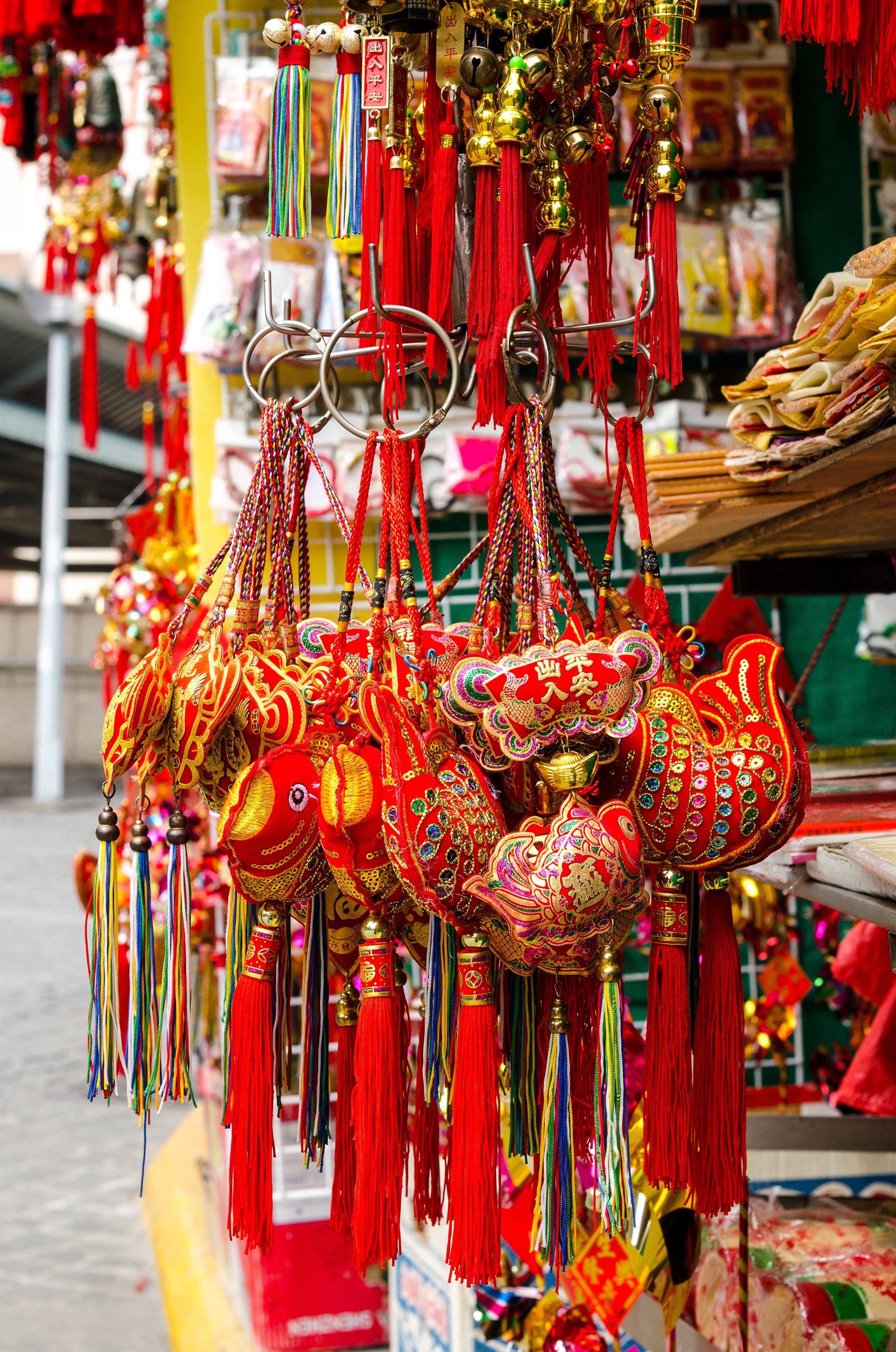 Souvenirs, Hong Kong, Hong Kong vs Singapore