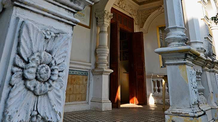 Beautiful carvings of a flower pictured at the house 