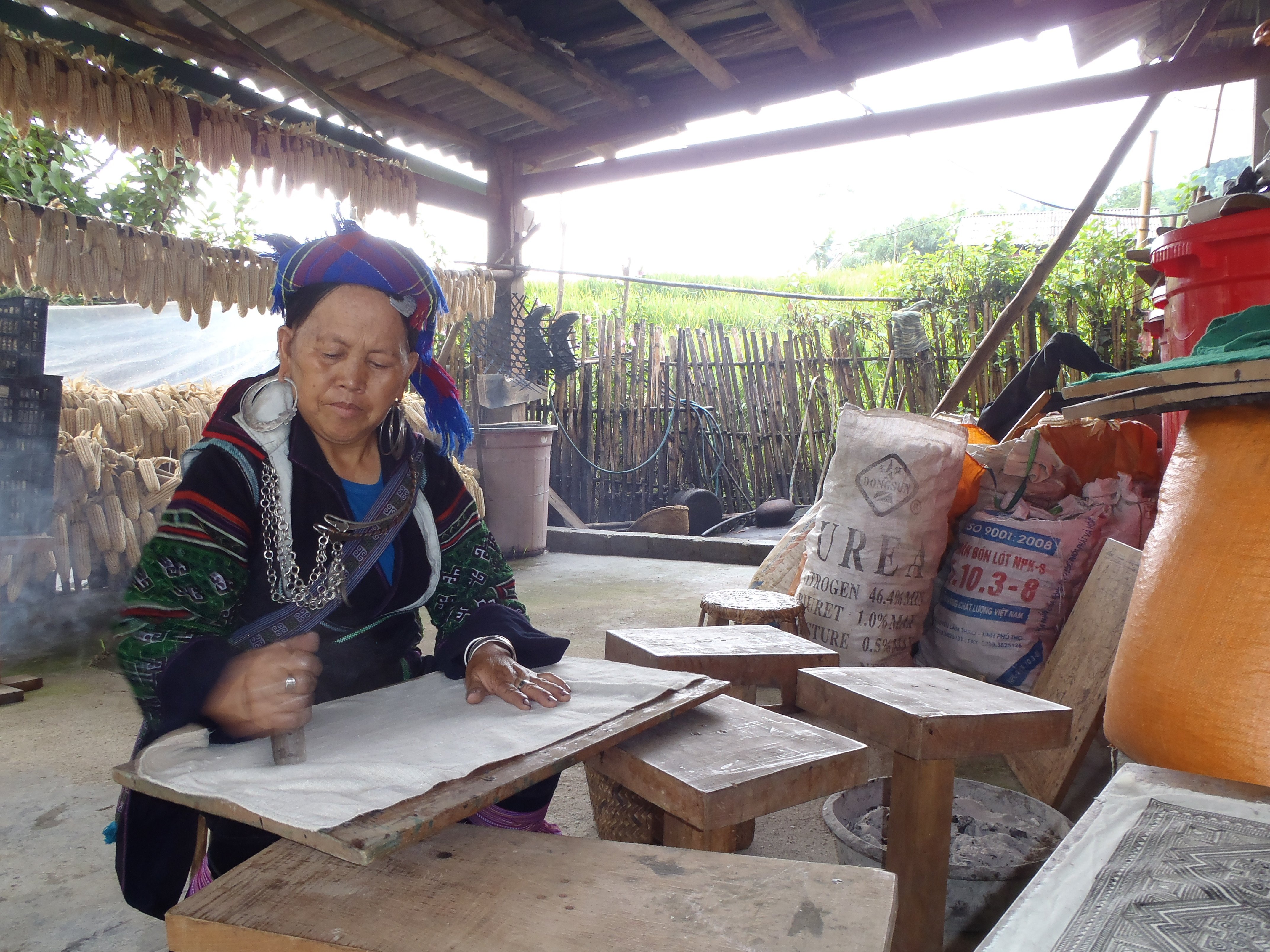 Mrs Ye demonstrating Batik art, strolling through sapa